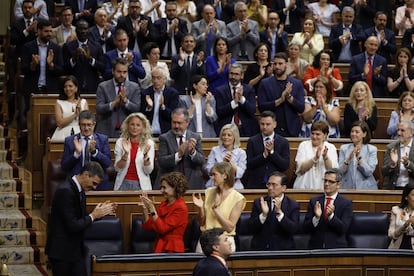 El presidente del Gobierno, Pedro Sánchez, recibe el aplauso de la bancada socialista tras su intervención ante el pleno del Congreso. 