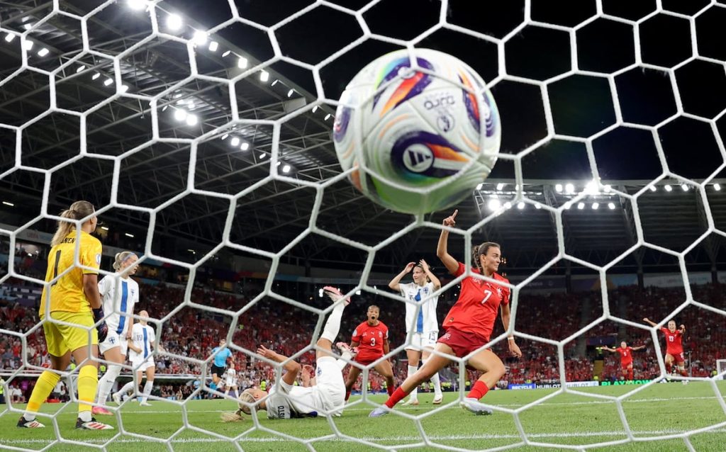 Riola Xhemaili, de Suiza, celebra su gol ante Finlandia este jueves.