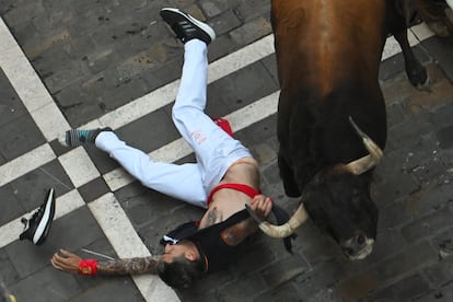 Un mozo tras ser arrastrado por el suelo por uno de los astados, este miércoles. 