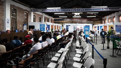 Migrantes sentados en el Centro de Atención al Migrante (CAR) de Guatemala, esperando recibir orientación e información útil el pasado 3 de julio.