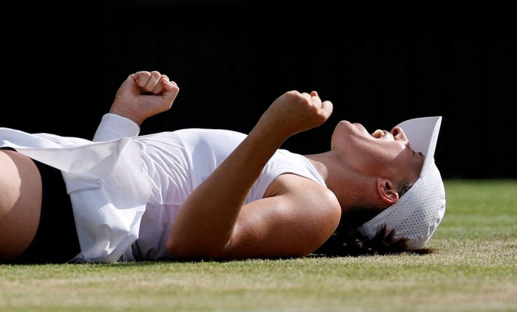 Swiatek celebra el triunfo contra Anisimova, este sábado en el All England Club.