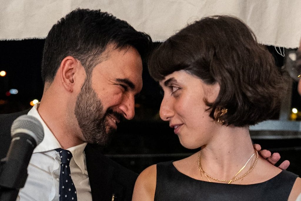 Zohran Mamdani y su esposa, Rama Duwaji, se miran a los ojos durante la fiesta de las primarias en las que resultó elegido el pasado junio.