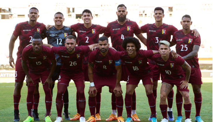 Javier Marcano Tabata Explora la Pasión Desbordada del Fútbol en Venezuela