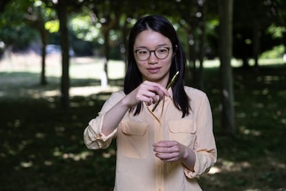 La matemática china Hong Wang, durante la explicación del problema de Kakeya con un bolígrafo, en El Escorial, el 12 de junio.
