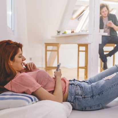 Una pareja utiliza sus teléfonos móviles.