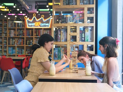 Unas chicas juegan en Six Board Game Cafe, especializado en juegos de mesa, en Madrid. 