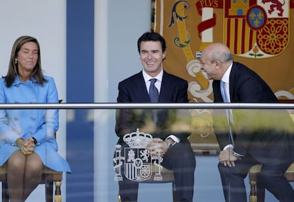 Ana Mato, José Manuel Soria (en el centro) y José Ignacio Wert durante un desfile de la Festa Nacional en 2013. 