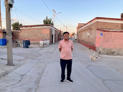 El señor Wang, trabajador jubilado de la industria vinculada a las tierras raras, en la colonia obrera situada cerca del dique de relaves de Waikuang.
