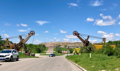 Parque de la Mina de Bayan Obo, desde donde se ven las explotaciones mineras de tierras raras, al fondo, el pasado 16 de julio.