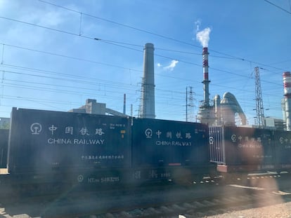 Vista desde el tren de la fábrica de Baogong en Baotou, el pasado 16 de julio.
