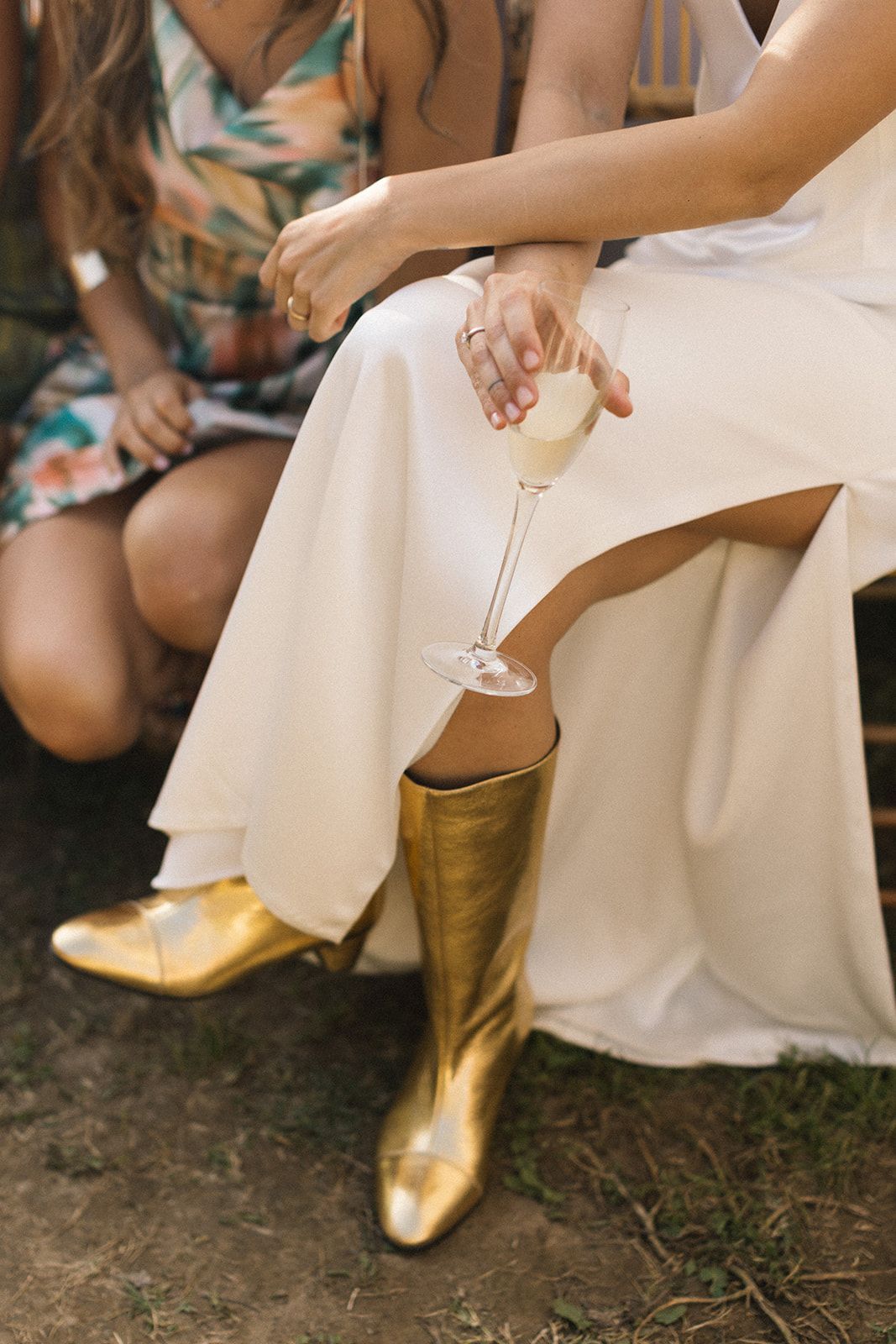 botas doradas novia