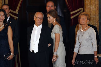 Miguel Boyer e Isabel Presyler en una cena ofrecida por los reyes Juan Carlos I y Sofía en el Palacio Real de Madrid, en 2007.