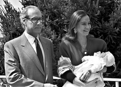 Isabel Preysler y Miguel Boyer presentan a su hija, Ana Boyer, en 1989.