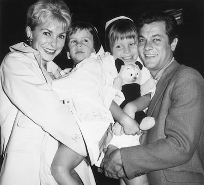 Janet Leigh y Tony Curtis, con sus hijas Jamie (de dos años) y Kelly (de cinco), en 1961.
