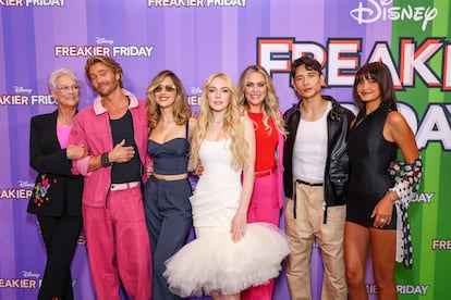 El elenco de 'Ponte en mi lugar otra vez'; de izquierda a derecha, Jamie Lee Curtis, Chad Michael Murray, Julia Butters, Lindsay Lohan, Elaine Hendrix, Manny Jacinto y Sophia Hammons, en Nueva York, el 28 de julio de 2025.