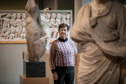 Isabel Rodà, rodeada de estatuas romanas en el Museo Marés de Barcelona.