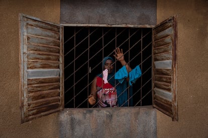 Djeinabou Kamara, madre de Adama Keita, se asoma a la ventana de su casa en Kolaboui (Guinea-Conakry).