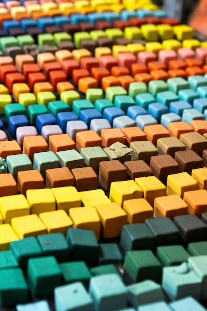 La obra 'Baptisterio' de los colores es una instalación inmersiva con todo el espectro cromático: una paleta de 3.276 tonos de plastilina.