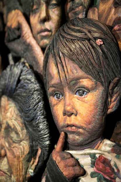 Al igual que en el cuadro homónimo de Berni, el personaje central de 'Manifestación' es una niña. Manuel y Juliana tardaron ocho meses en terminar la obra, que pesa 120 kilos.