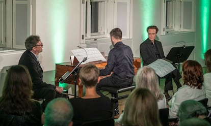 Goerg Nigl canta un ‘Lied’ de Franz Schubert acompañado en un piano de mesa histórico por Alexander Gergelyfi.