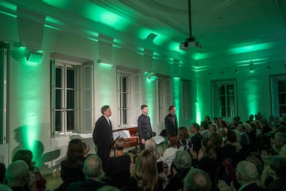 Georg Nigl, Alexander Gergelyfi y August Diehl saludan el viernes por la noche en el Stefan Zweig Zentrum de Salzburgo tras interpretar la segunda de sus ‘Pequeñas músicas nocturnas’.