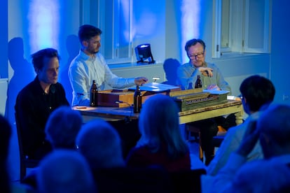August Diehl, Alexander Gergelyfi y Georg Nigl durante la tercera de sus ‘Pequeñas músicas nocturnas’ el domingo por la noche en el Stefan Zweig Zentrum de Salzburgo.