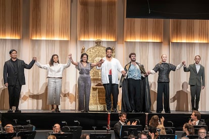 El reparto al completo de ‘Mitridate, re di Ponto’ saluda al final de la ópera.