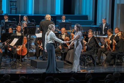 Elsa Dreisig (Sifare), Sara Blanch (Aspasia) y la Orquesta del Mozarteum de Salzburgo, dirigida por Adam Fischer, en la versión semiescenificada de ‘Mitridate, re di Ponto’ el lunes por la tarde en la Haus für Mozart.