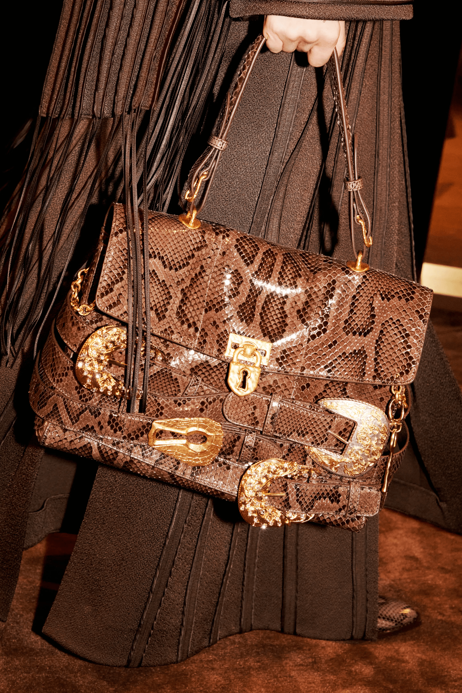 Tendencia bolso estampado de serpiente para otoñoinvierno 2025