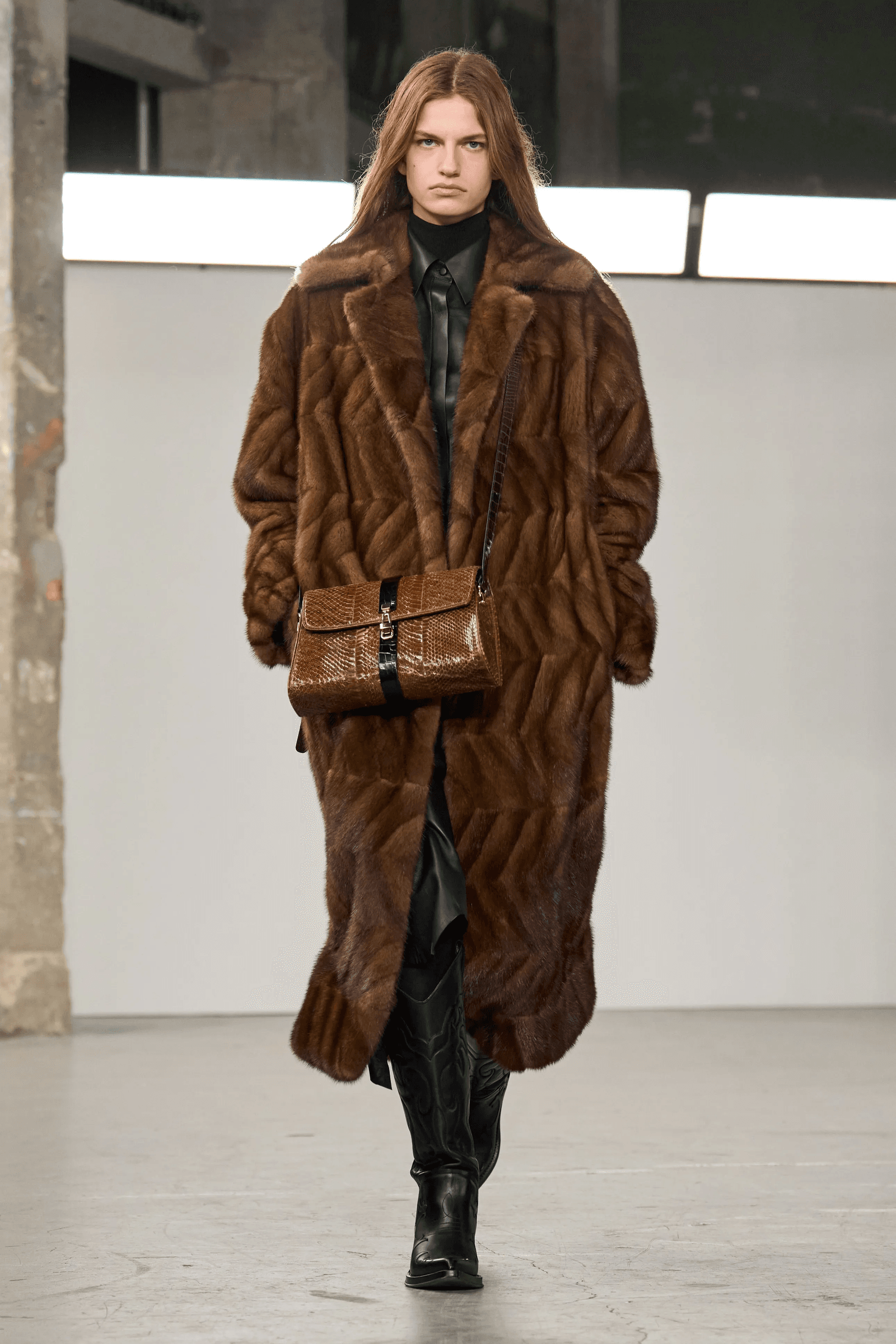 Tendencia bolso estampado de serpiente otoñoinvierno 2025