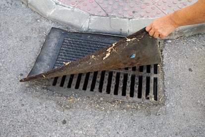 Arqueta de alcantarillado tapada en Coria del Río.