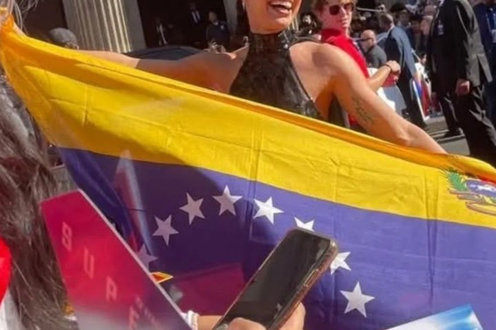 María Gabriela de Faría posó con la bandera de Venezuela en la premiere de "Superman". Foto: Instagram.
