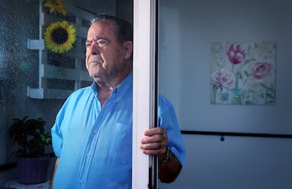 Manuel Gismero, en la Residencia San Joaquín y Santa Ana, en Carrascosa del Campo, Cuenca, donde cuida de su mujer, Teresa, con deterioro cognitivo. 