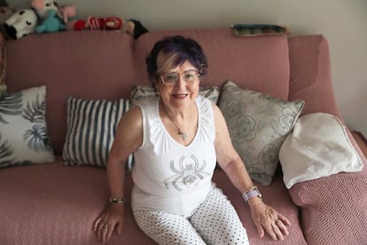 María Avelina Aparicio, en su casa de Bilbao, donde cuida de su hija Andrea, con parálisis cerebral. 