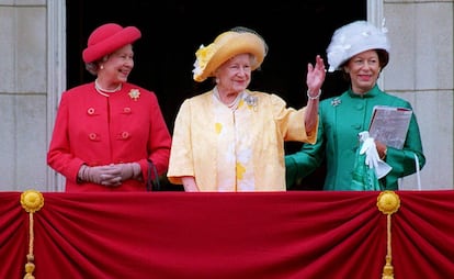 Queen, Queen Mother And Princess Margaret On Balcony At Buckingham Palace.