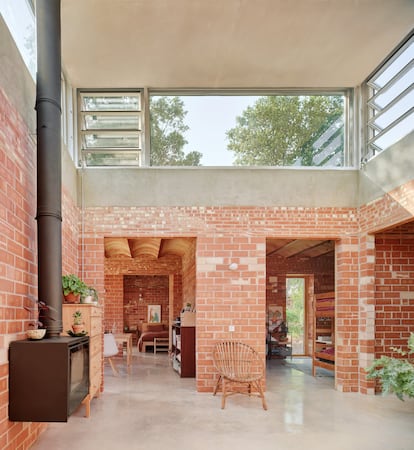 La chimenea es el único elemento activo de climatización del inmueble. 