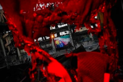 Israel bombardeó la sede de la radiotelevisión iraní causando la muerte de tres periodistas. Sus directivos colocaron en el centro del edificio una lona con el rostro de la periodista Sahar Emami, que se hizo célebre por seguir presentando el informativo mientras los misiles caían.