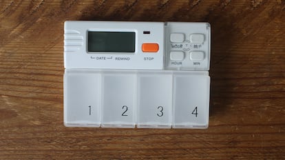 pastillero con alarmas con aviso de batería baja.