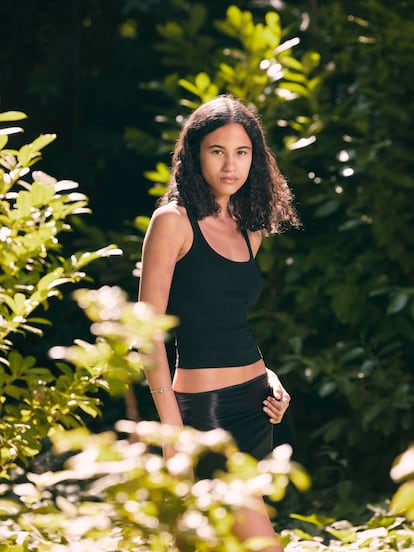 Lucía Guerra. Modelo (A Coruña, 22 años). En el Campo del Moro, donde la retratamos, hizo su primera sesión de fotos. El arranque de la meteórica carrera de esta hija de cubano.