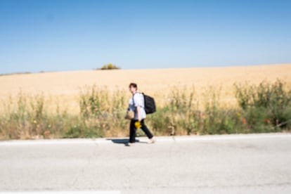 Elena, andando por la carretera hasta la cárcel de Valdemoro.
