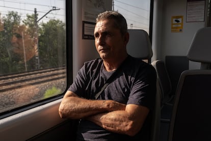 Adolfo, camino de la cárcel de Valdemoro en el tren de cercanías.
