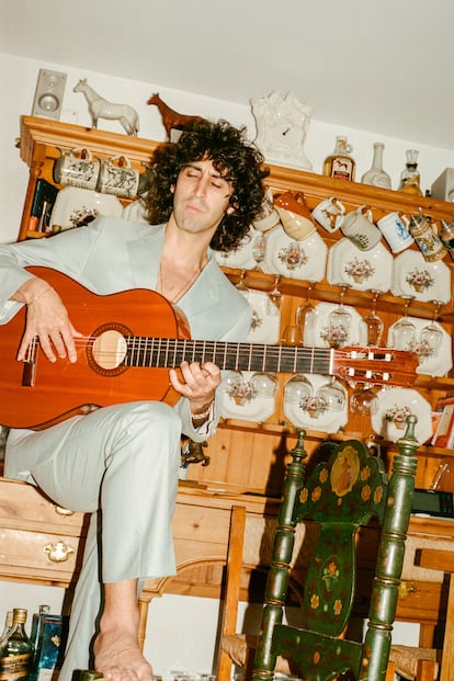 Rafael Ulecia posa para ICON con su guitarra en casa de su padre, en la sierra de Collserola.