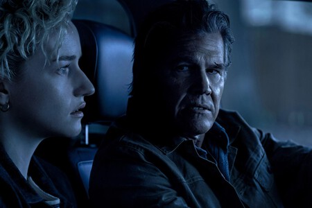 Weapons 2025 Julia Garner Josh Brolin