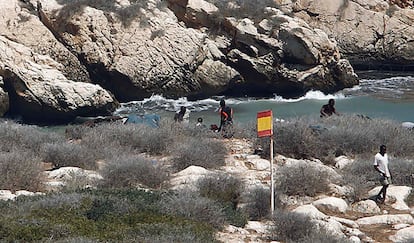 Inmigrantes subsaharianos en la isla de Tierra (Alhucemas), en 2012.