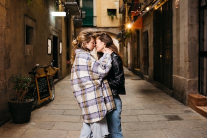 Las caricias liberan oxitocina y endorfinas, refuerzan los vínculos de confianza, reducen el estrés, hacen que respiremos más despacio, bajan las pulsaciones y la presión sanguínea.