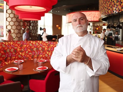 El cocinero José Andrés, en una imagen de archivo en el restaurante Jaleo, que inauguró en 2023 en Dubái. 