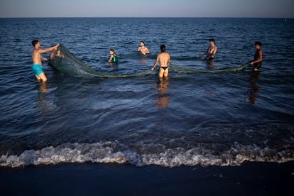 Fotografía de ella (bañador verde) y sus colaboradores.