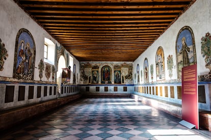 El refectorio del monasterio, donde comían las monjas, conserva las taquillas de madera (en la parte inferior), donde guardaban sus cubiertos y plato.