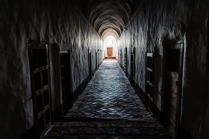 Pasillo con el suelo original del monasterio con las celdas de las monjas a ambos lados.