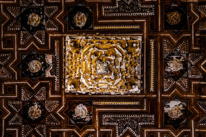 Detalle del artesonado de una de las pandas del claustro del monasterio de San Antonio El Real, en Segovia, con su decoración en estrellas de ocho puntas, el 14 de julio.